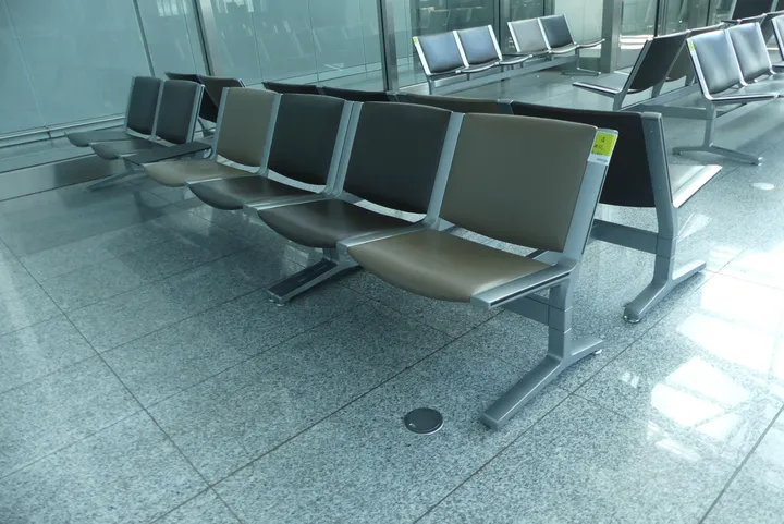 Kusch&co Flughafenbänke, 1x 4 Sitzplätze + 1x 3 Sitzplätze Umfang: 1x 4er-Bank, 1x 3er-Bank